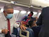 El presidente abordo del avión que lo traslada a Atlanta.