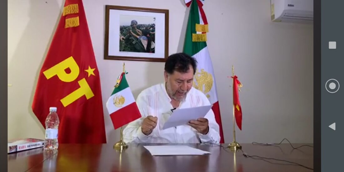 El diputado Gerardo Fernández Noroña se disculpa con la diputada Adriana Dávila