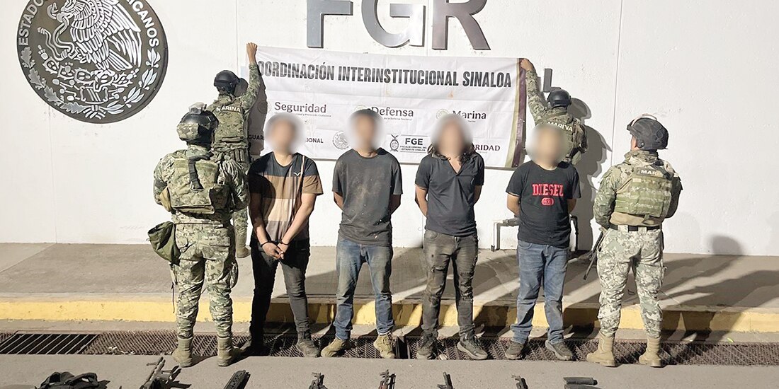 Elementos de la Secretaría de Marina en custodia de cuatro de los nueve detenidos junto con el arsenal, ayer en Culiacán, Sinaloa.