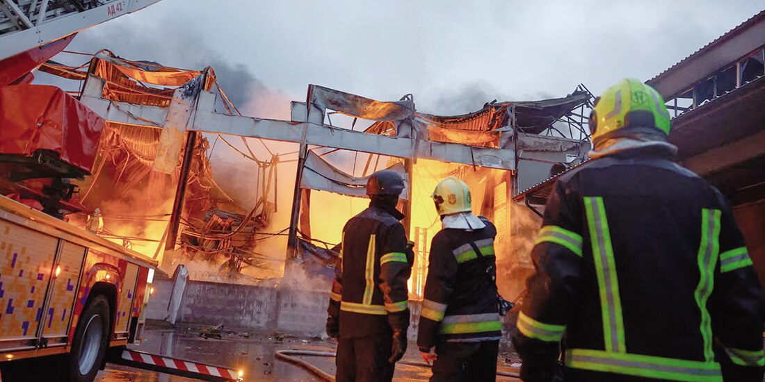 Bomberos ucranianos apagan el fuego de unos almacenes atacados por Rusia, el 25 de octubre.