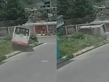 Vuelca camión de pasajeros en Naucalpan
