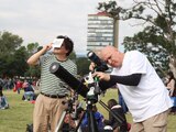 Capitalinos acuden a las islas de Ciudad Universitaria donde se realizan actividades para la observación del eclipse anular de sol.