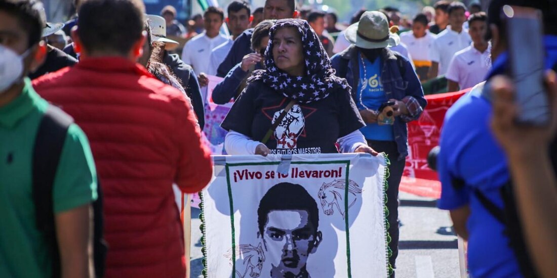 Madres y padres de los 43 estudiantes de Ayotzinapa marcharon ayer a la Basílica de Guadalupe.