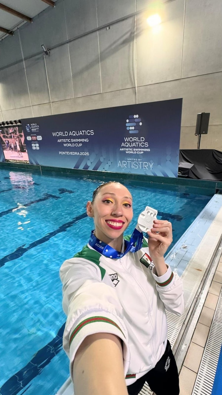 Glenda Inzunza con su medalla de plata en la Copa del Mundo.