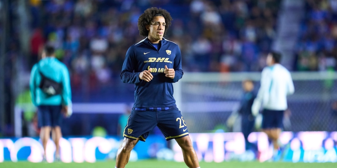 Adalberto Carrasquilla antes de un partido con Pumas