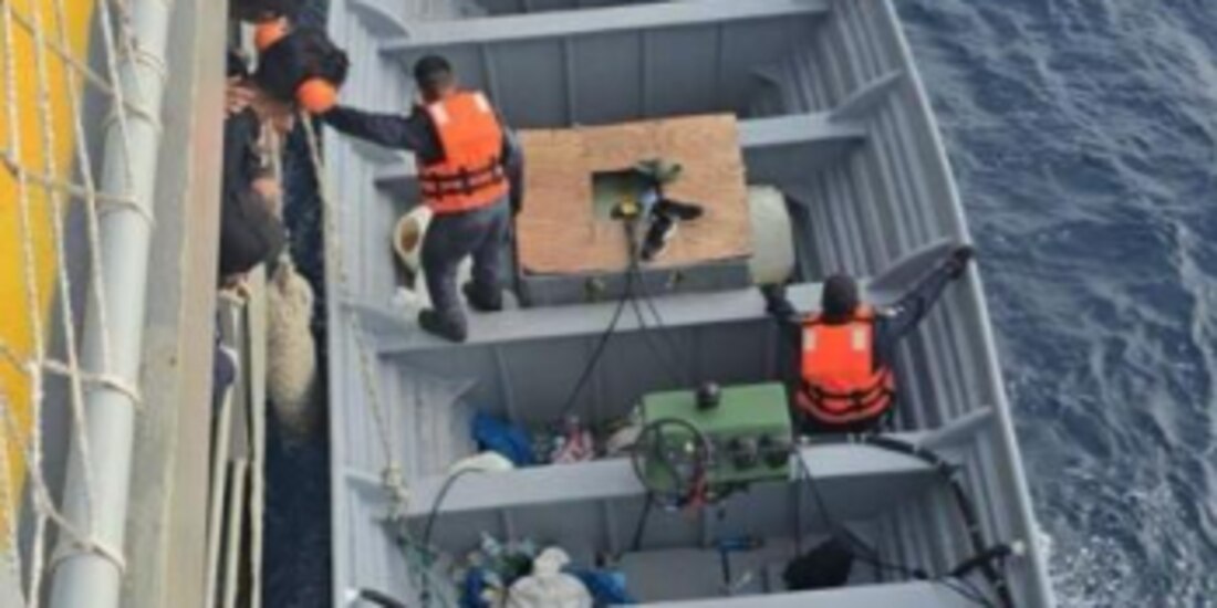 Elementos de la Semar, al asegurar la embarcación en costas de Chiapas.