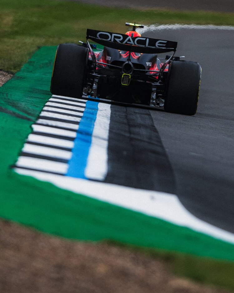 Checo Pérez maneja su monoplaza de F1 en una carrera en 2024