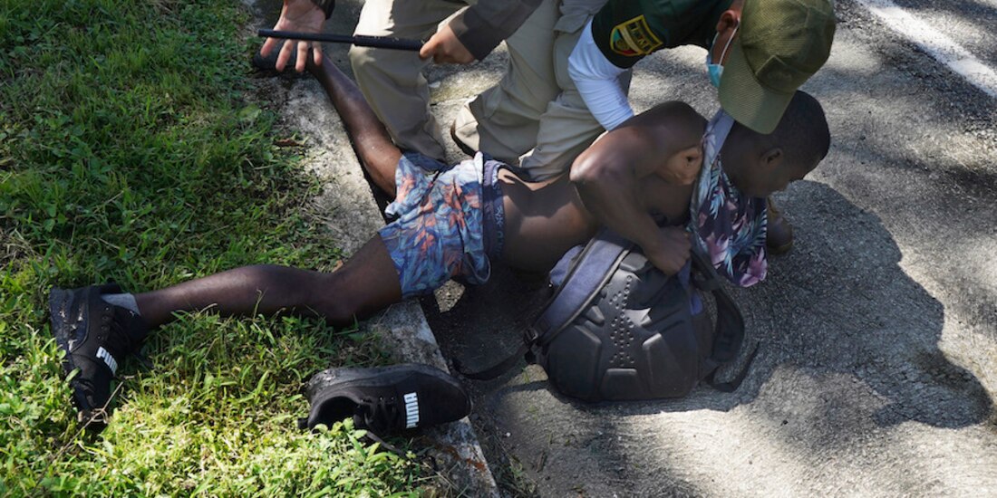 Agentes del INM detienen a un migrante haitiano en Escuintla, Chiapas, ayer.