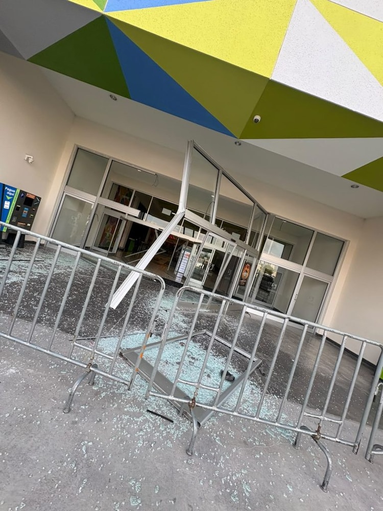 Conductor destruyó la entrada principal de la plaza.