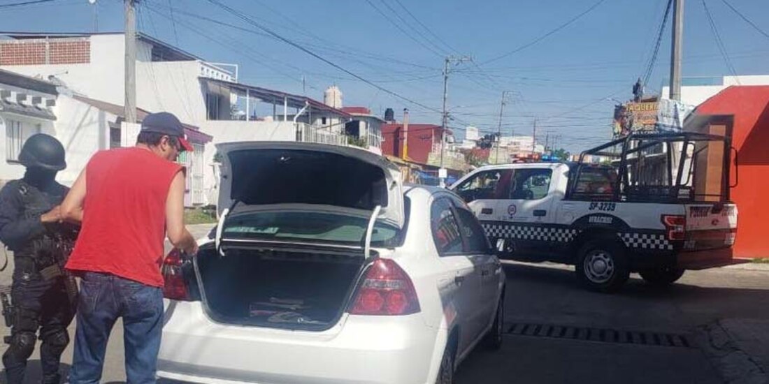 Policías revisan vehículos en zonas aledañas al fraccionamiento donde ocurrió el crimen.