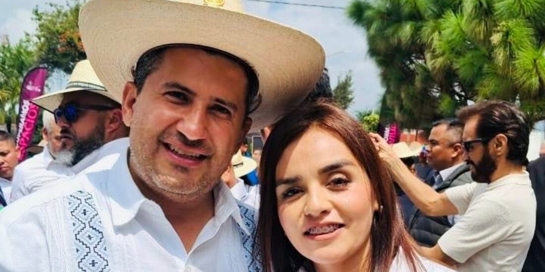 El alcalde asesinado de Uruapan, Carlos Manzo, y su viuda, Grecia Quiroz.