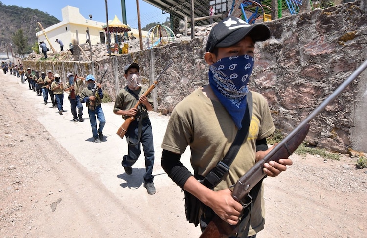 En la comunidad de Ayahualtempa, fueron presentados al menos 30 menores como nuevos integrantes de la policía comunitaria, para combatir a la delincuencia organizada de la región.