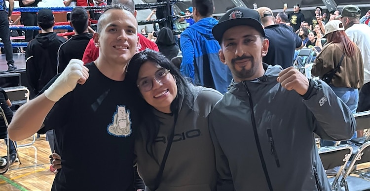 David Espinosa (izquierda), junto a su profesora Cynthia Flores en la primera función de Deadly Fight League