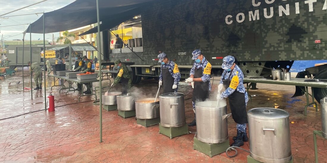 El Ejército instaló una gran cocina comunitaria en San Pedro Pochutla.