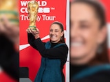 La Presidenta de México sosteniendo el trofeo mundialista.
