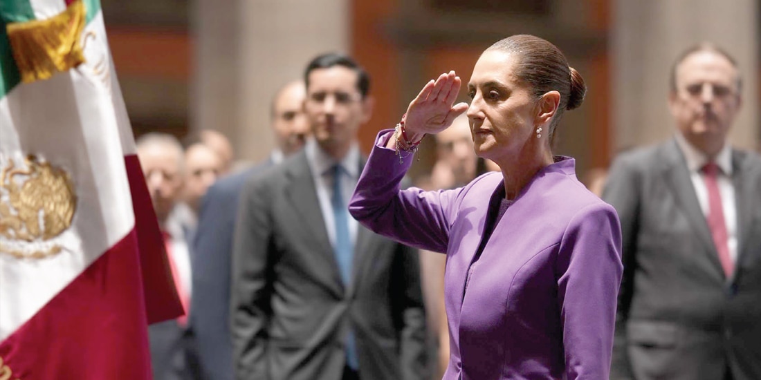 LA TITULAR del
Ejecutivo federal
saluda a la bandera,
ayer.