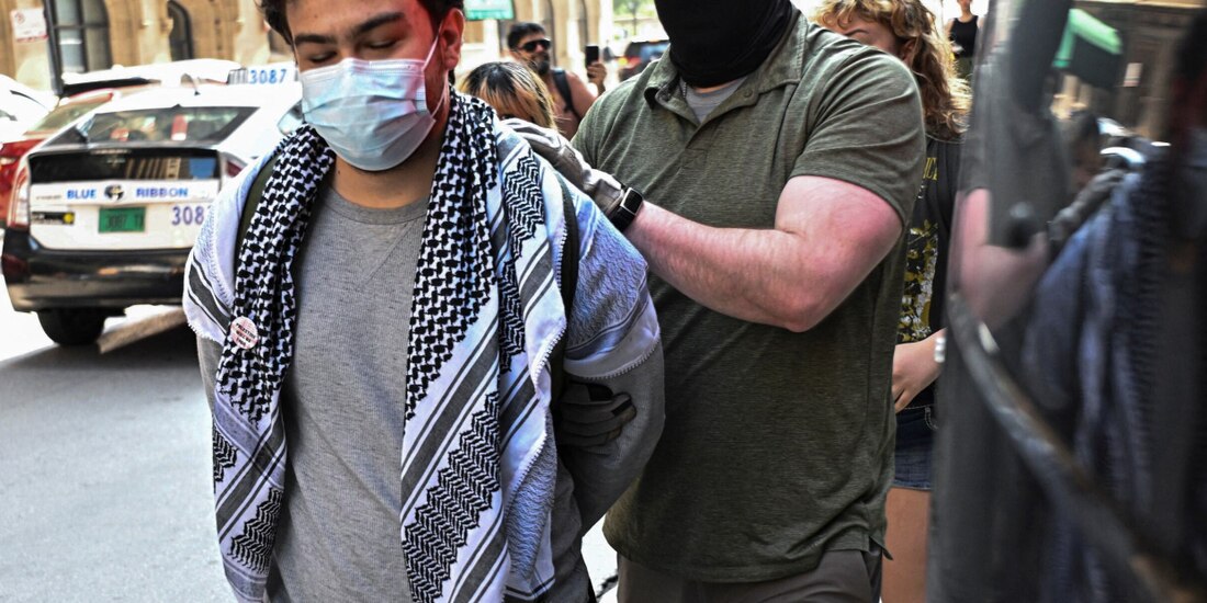 Un manifestante es detenido ayer, al tratar de bloquear la entrada de agentes de ICE a un tribunal de inmigración en Chicago, Illinois.