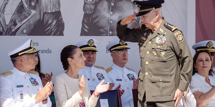 El secretario de la Defensa, Ricardo Trevilla Trejo, saluda a la Presidenta Claudia Sheinbaum, ayer, en el bicentenario de la Independencia en la mar, en Veracruz.