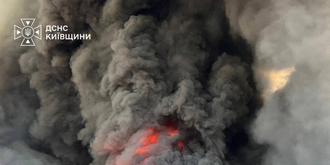 Bomberos intentan sofocar incendio en almacén de munición tras ataque ruso contra la región de Kiev, Ucrania.
