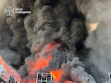 Bomberos intentan sofocar incendio en almacén de munición tras ataque ruso contra la región de Kiev, Ucrania.