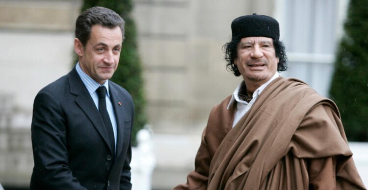 Nicolas Sarkozy y Muamar al Gadafi en 2007