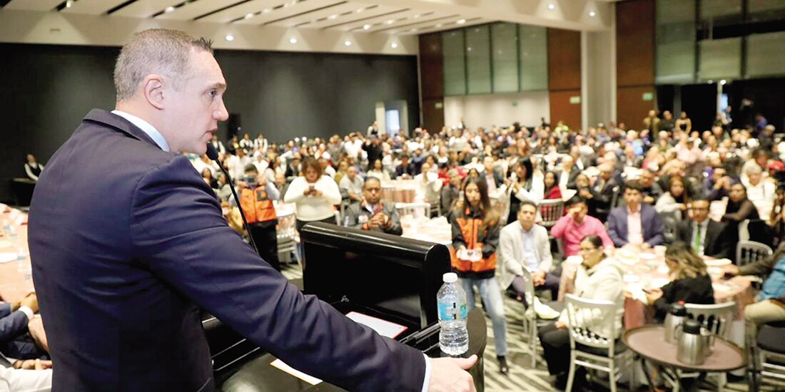 Adrián Rubalcava durante su encuentro con comerciantes, ayer.