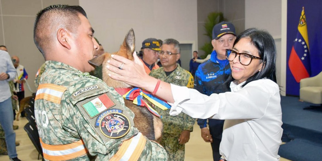la presidenta Delcy Rodríguez entrega a Laika a integrantes de la Defensa, ayer.