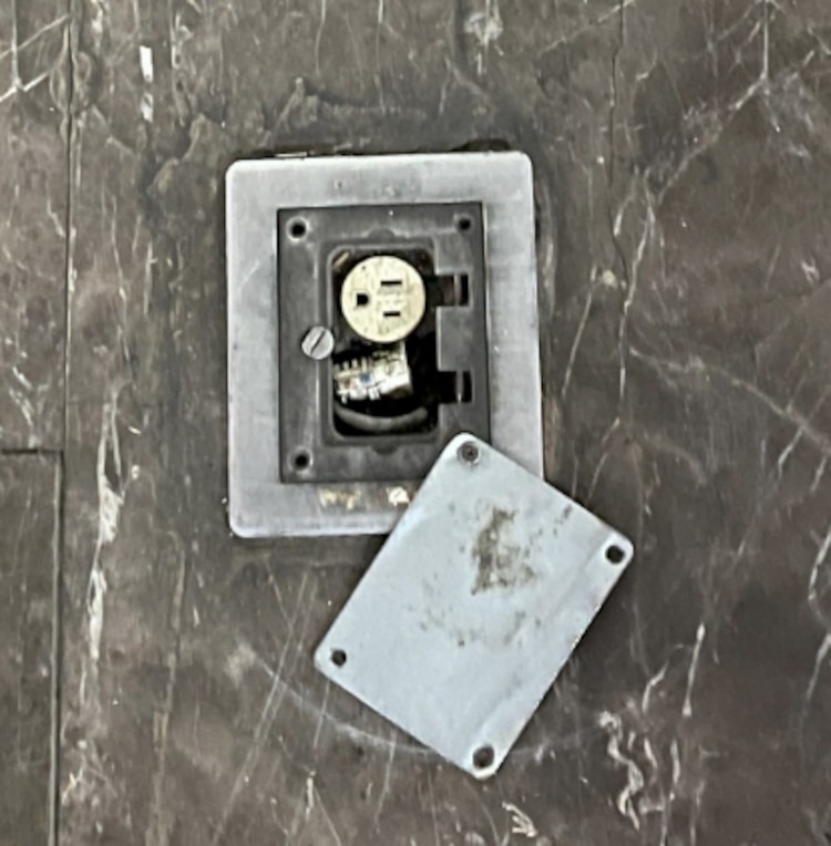 Contactos de electricidad sin el mantenimiento adecuado.