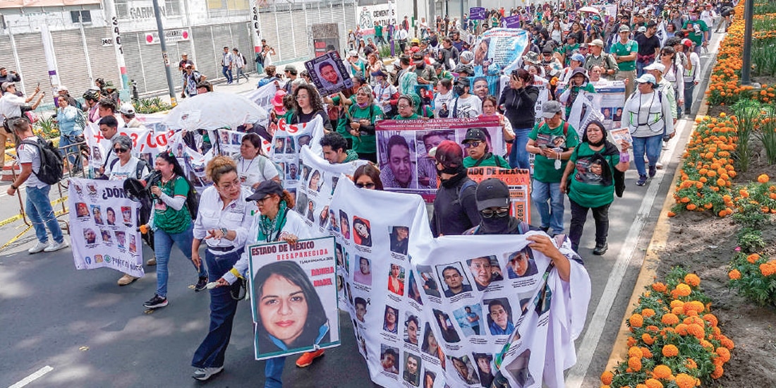DIVERSOS GRUPOS de buscadores se manifestaron en el Estadio Azteca en la inauguración del Mundial, el pasado 11 de junio.