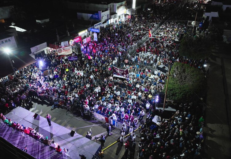 "Estamos arriba en las encuestas porque representamos al pueblo", afirma Sheinbaum en Querétaro.