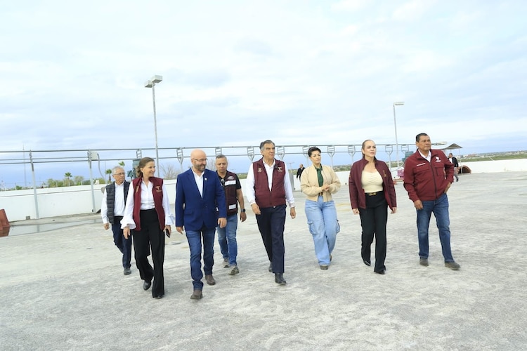 Al centro, el gobernador de Tamaulipas, Américo Villarreal Anaya.