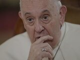 El papa Francisco habla durante una entrevista con The Associated Press en el Vaticano.