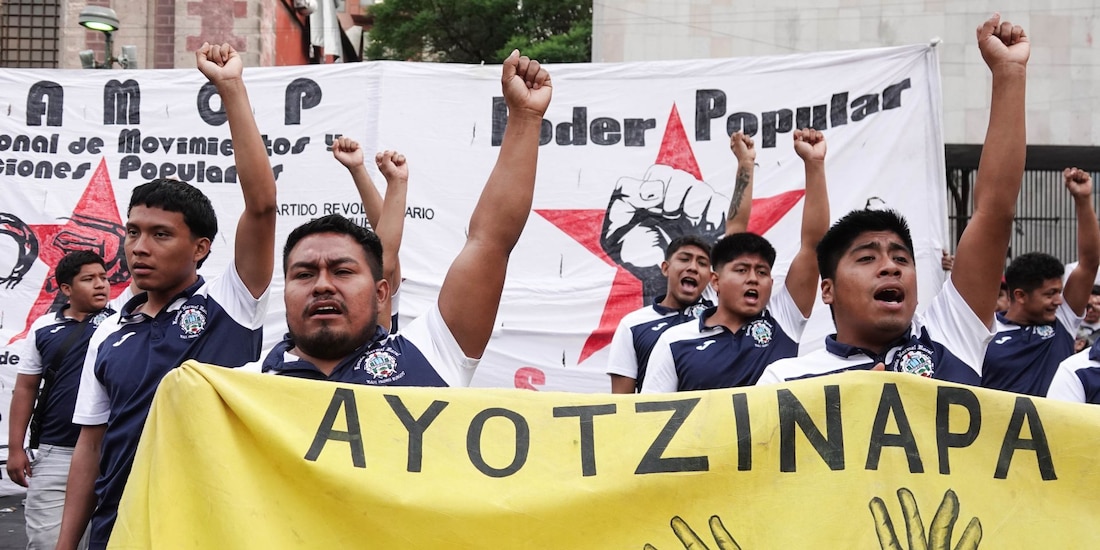 Estudiantes normalistas de Ayotzinapa se manifiestan en la Ciudad de México.