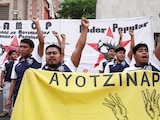 Estudiantes normalistas de Ayotzinapa se manifiestan en la Ciudad de México.