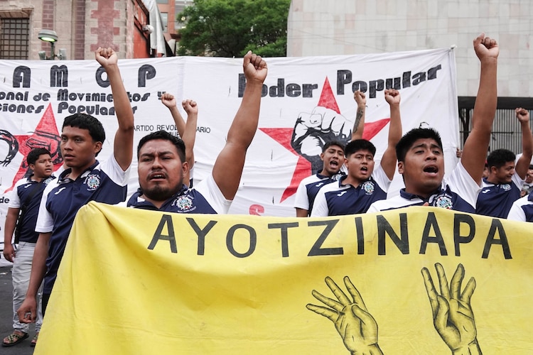 Estudiantes normalistas de Ayotzinapa se manifiestan en la Ciudad de México.