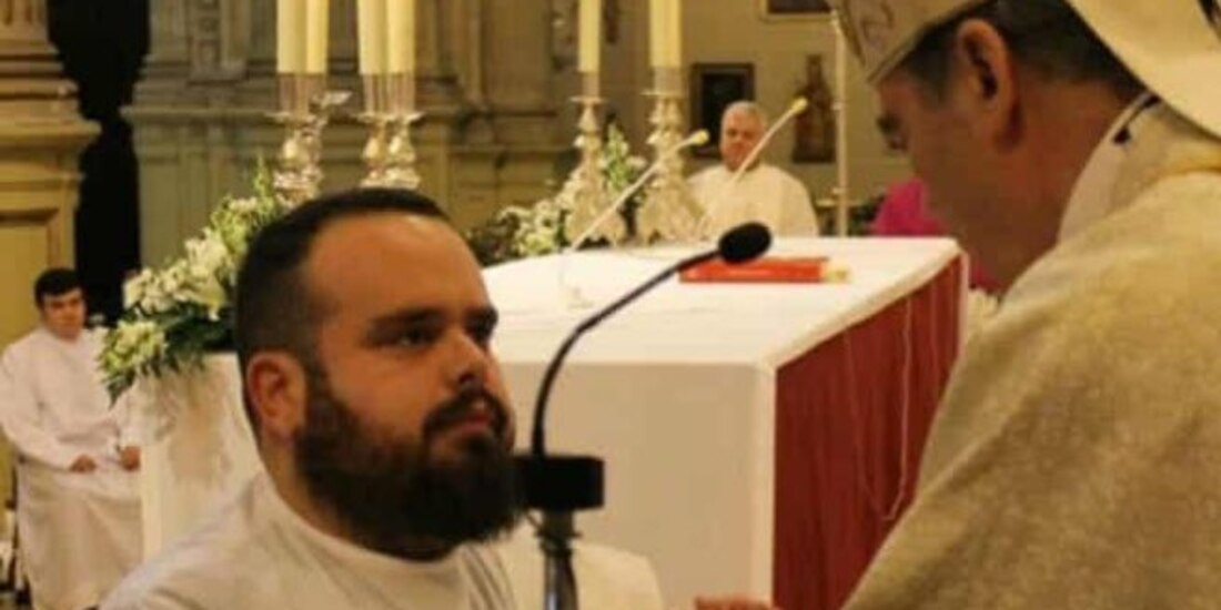 Sacerdote fue detenido tras descubrir que grabó a mujeres a quienes sedó para poder abusar sexualmente de ellas.