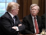 Desde la izq., Donald Trump, presidente de EU, y John Bolton, su exasesor de seguridad, durante una reunión en la Casa Blanca el 9 de abril de 2018 en Washington D.C.