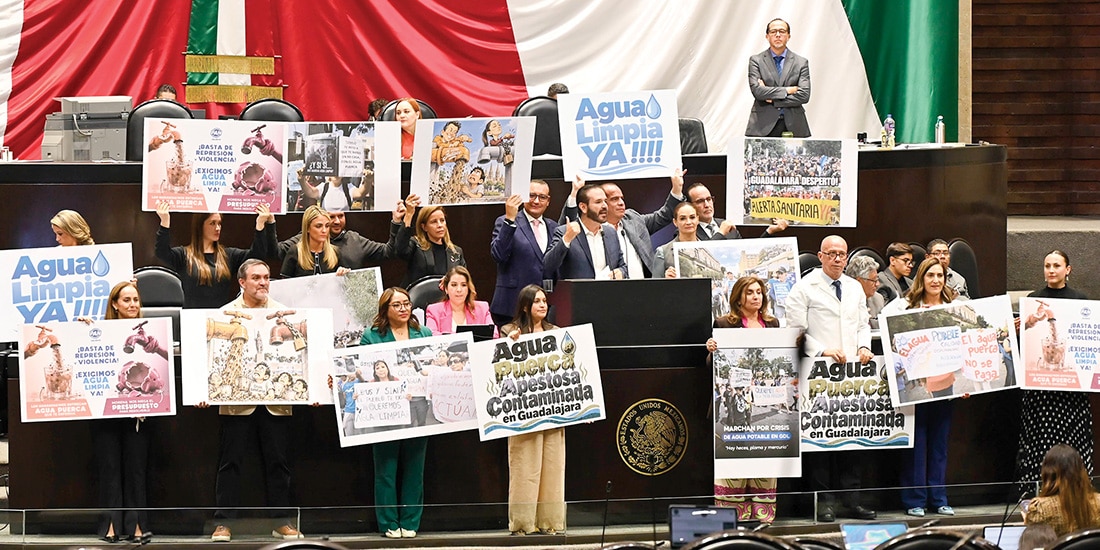 Diputados del PAN, ayer, durante la discusión en el pleno de San Lázaro.