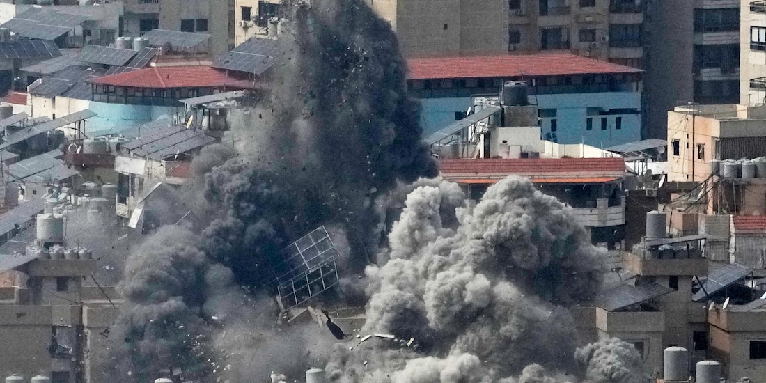 Columnas de humo se levantan tras un ataque aéreo israelí en Dahiyeh, Líbano, ayer