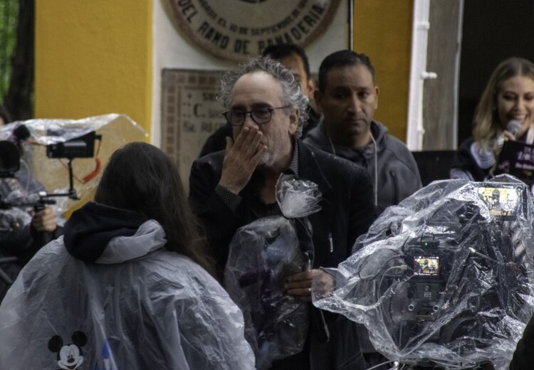 Se acercó a una fan que le regaló un muñeco.