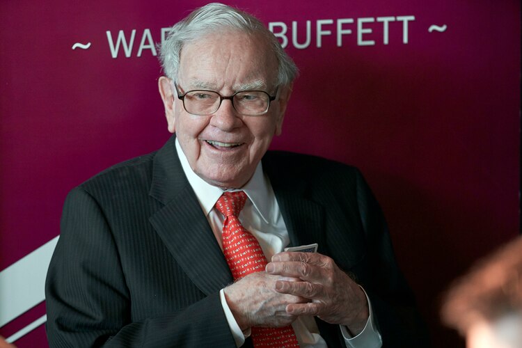 Warren Buffet, en entrevista con medios, en fotografía de archivo.