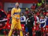 André-Pierre Gignac es golpeado por aficionado del Toluca
