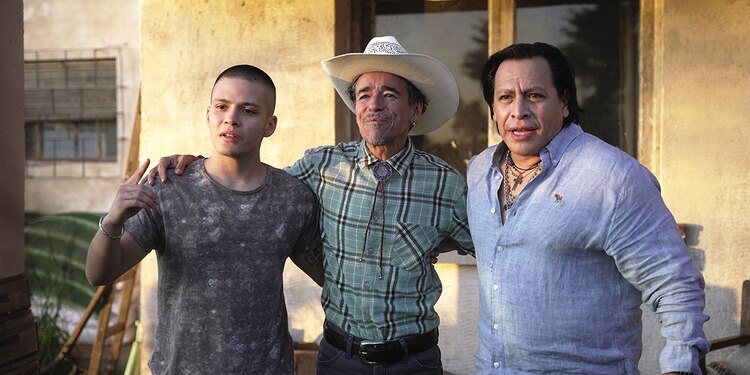 La serie cuenta con una participación especial del cantante Rubén Albarrán (al centro), vocalista de la banda Café Tacvba.