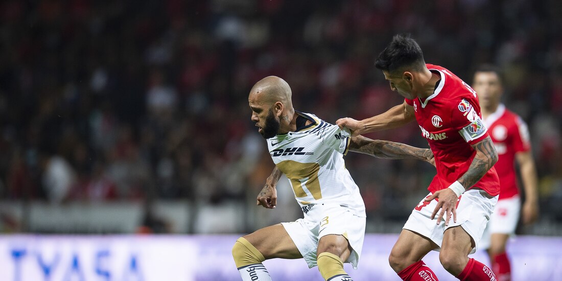 Dani Alves de Pumas y Claudio Baeza de Toluca durante el partido de la Jornada 14 del Torneo Apertura 2022 de la Liga MX