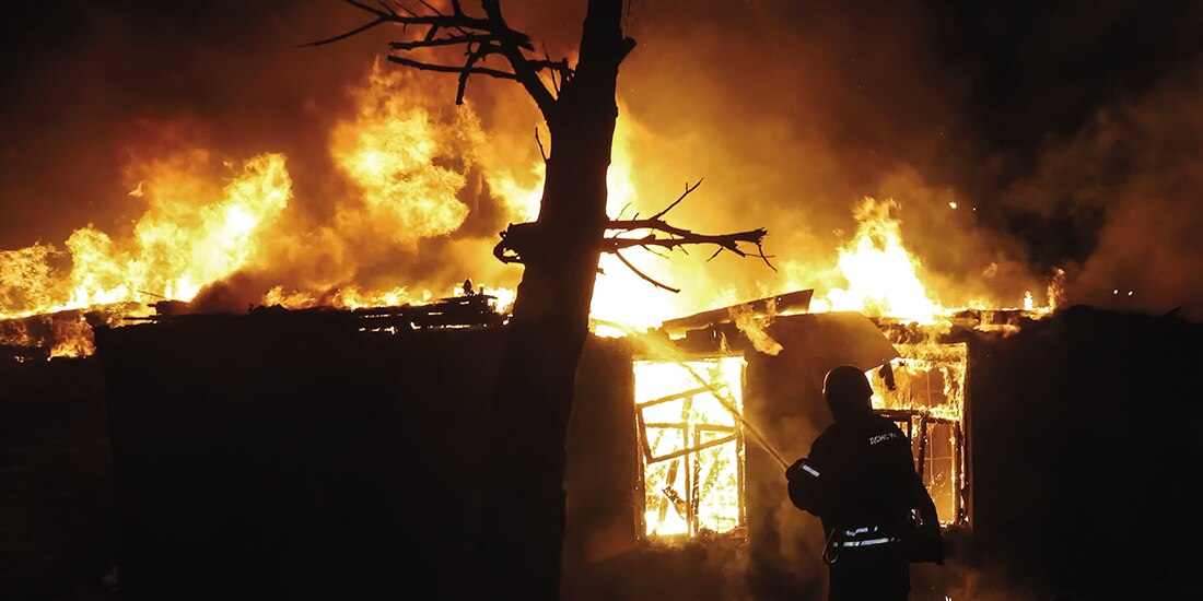 Un bombero trabaja en el lugar del ataque con drones rusos en Jarkov, Ucrania, ayer.