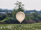 Uno de los globos supuestamente enviado por Corea del Norte con suciedad a Seúl
