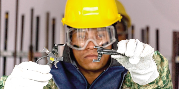 Exhibición de una pistola destruida con las debidas precauciones de seguridad.