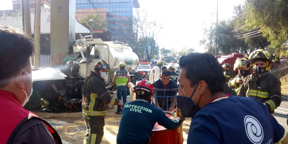 En el lugar permanece personal de bomberos y Protección Civil.