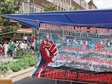 Campamento de la Coordinadora en calles del Centro Histórico de la capital, ayer.