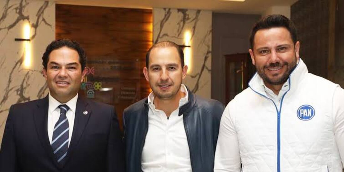 Marko Cortés (centro) es el líder del Partido Acción Nacional.